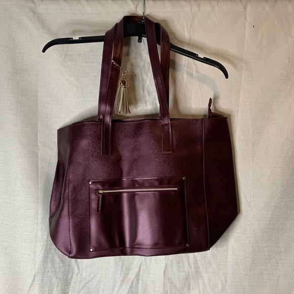 Bath And Body Works Tote Bag Gold Tassel Keychain burgundy outer zipper pocket - Picture 1 of 7